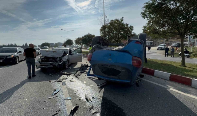 Bilecik'te traktörün arka römorkunun çarptığı araç takla atarken, 1 kişi yaralandı