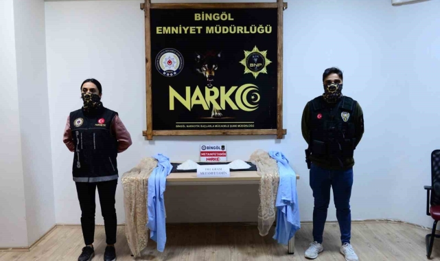 Bingöl'de kargo poşetinin içindeki perdeye zulalanmış vaziyette uyuşturucu ele geçirildi
