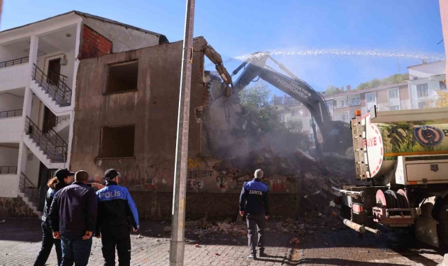 Bingöl'de metruk yapılar bir bir yıkılıyor