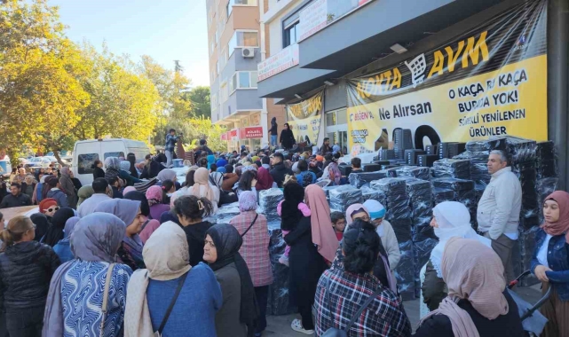 Bir züccaciye mağazasının "ne alırsan 100 lira" kampanyası uzun kuyruklara neden oldu