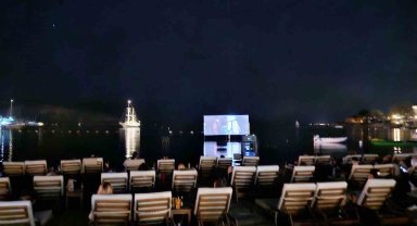 Bodrum'da deniz üstünde sinema keyfi