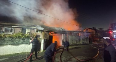 Bolu'da çıkan yangında 2 katlı ev, samanlık, ahır, odunluk zarar gördü