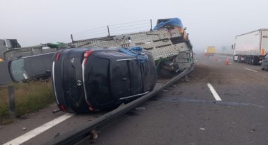 Bolu'da lüks araçları taşıyan tırın devrildiği kazada sürücü yaralandı