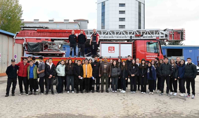 Bozüyük Belediyesi İtfaiyesi'nden Afetlere Hazırlık Kulübü öğrencilerine yangın eğitimi