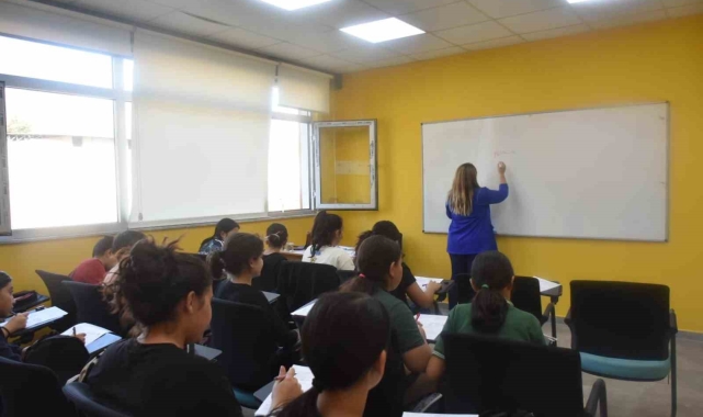 Buharkent Gençlik Merkezi'nde İngilizce kursu başladı