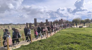 Bulanıklı öğrenciler Ahlat'ı gezdi