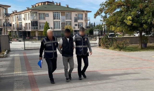 Burdur'da anahtarı üzerinde unutulan park halindeki aracı çalan şüpheli tutuklandı