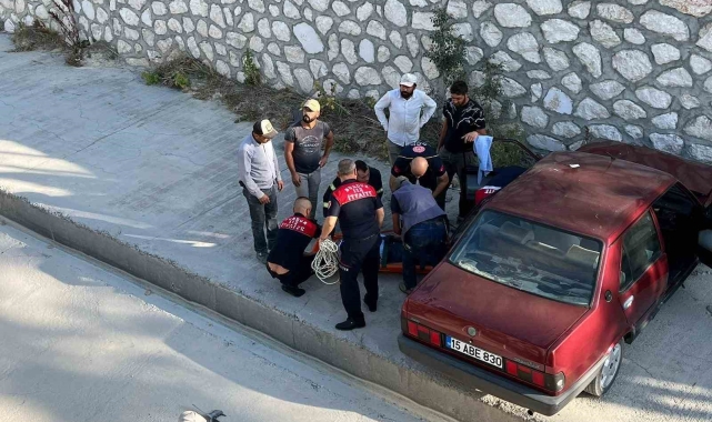 Burdur'da çaya düşen otomobil sürücüsünü itfaiye kurtardı