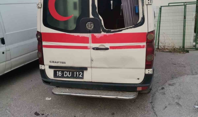 Bursa'da akılalmaz olay : Hastaneye ait ambulansın ve güvenlik kulübesinin camlarını kırdılar