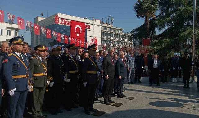 Bursa'da cumhuriyetin 101. yılı çelenk töreniyle kutlandı
