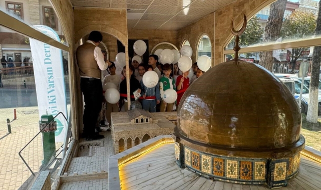 Bursa'da Mescid-i Aksa maketinin yer aldığı 'Minia Kudüs' tırı ziyarete açıldı