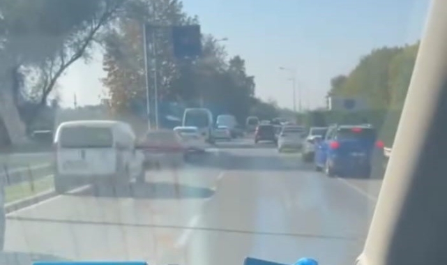 Bursa'da sürücülerin 'fermuar yöntemi'yle ambulansa yol vermesi kamerada