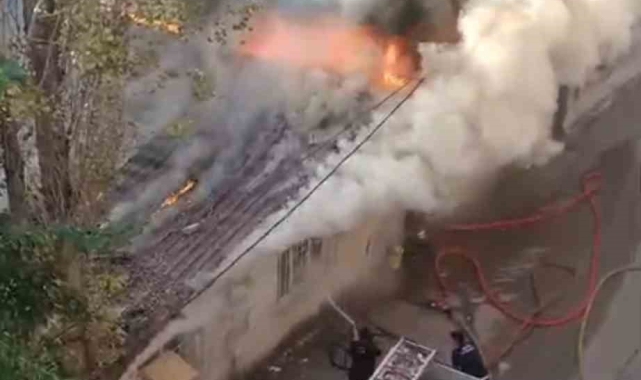Bursa'da tek katlı ev alevlere teslim
