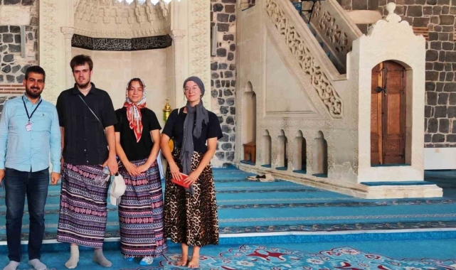 Bursa&#039;dan sonra Diyarbakır Ulu Cami&#039;de yabancı turistler etek giydi