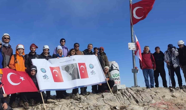BUÜ Uludağ'ın zirvesinde Cumhuriyet Bayramı'nı kutladı