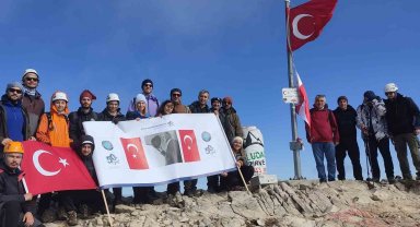 BUÜ Uludağ'ın zirvesinde Cumhuriyet Bayramı'nı kutladı