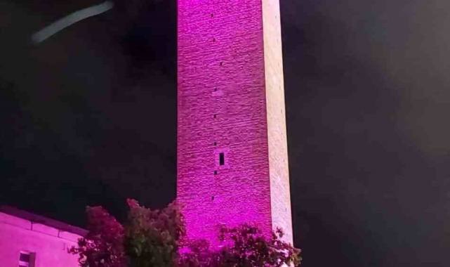 Büyük Saat Kulesi pembeye büründü