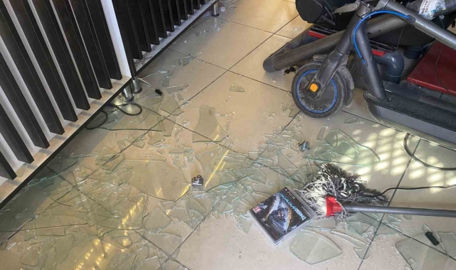 Büyükçekmece'de dakikalar içerisinde milyonluk oyun konsolu hırsızlığı kamerada