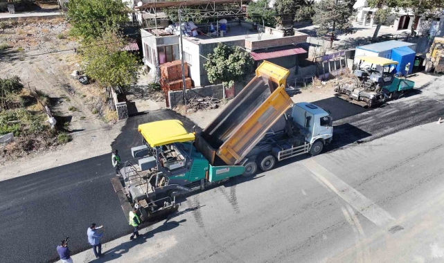 Büyükşehir, Türkoğlu'nun ana caddesinde asfalta başladı