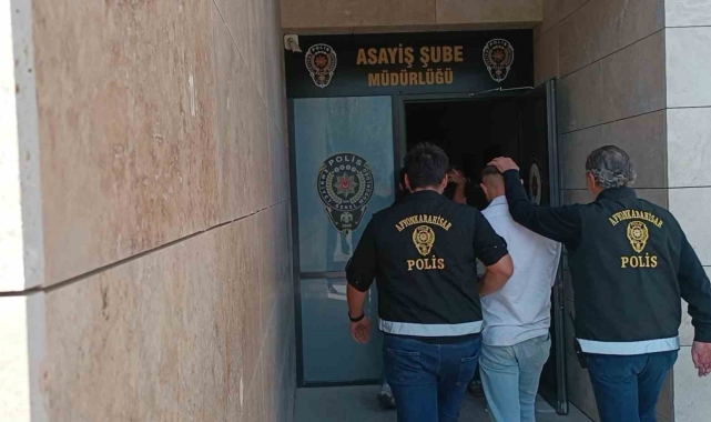 Camdan dışarıya çıkardıkları sürücüyü darp eden 3 şahsı polis yakaladı