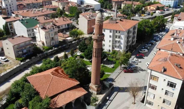Cami ve köprülerin yıkıldığı selde bile yıkılmayan 800 yıllık Eğri Minare