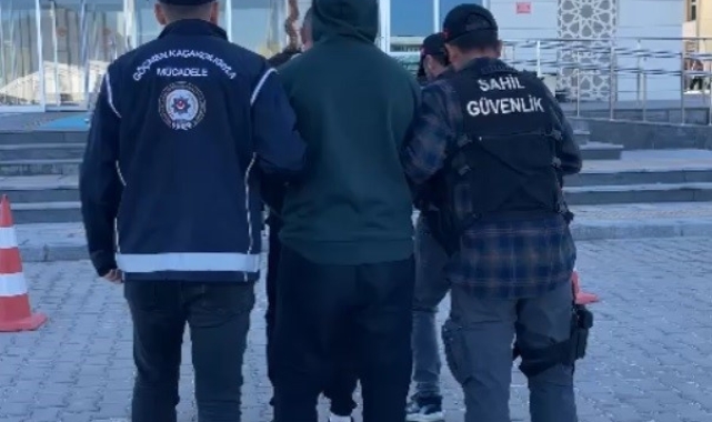 Çanakkale&#039;de göçmen kaçakçılığı operasyonu: 79 kaçak göçmen ile 2 organizatör yakalandı