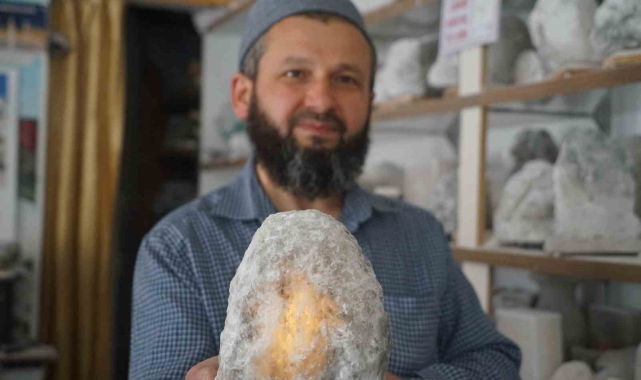 Çankırı'nın şifa kaynağı kaya tuzundan üretilen lambalar evlerin havasını değiştiriyor
