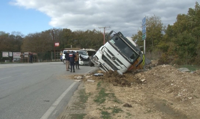 Çatalca'da minibüsle çarpışan hafriyat kamyonu devrildi: 1 yaralı