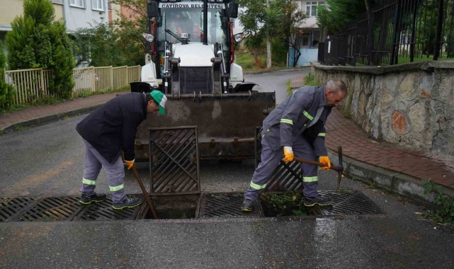 Çayırova'da mazgallar temizleniyor