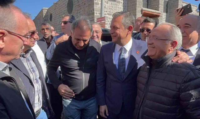 CHP Genel Başkanı Özel: "Eğer Türkiye'nin en önemli sorununu çözmek için adım atıyorlarsa buradan geri adım olmaması lazım"