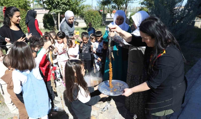 Çocuklar bağ bozumu ve bulamaç etkinliğinde bir araya geldi