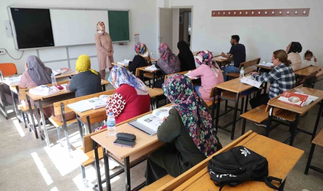 Çocuklarının okuduğu sıralarda şimdi kendileri ter döküyor