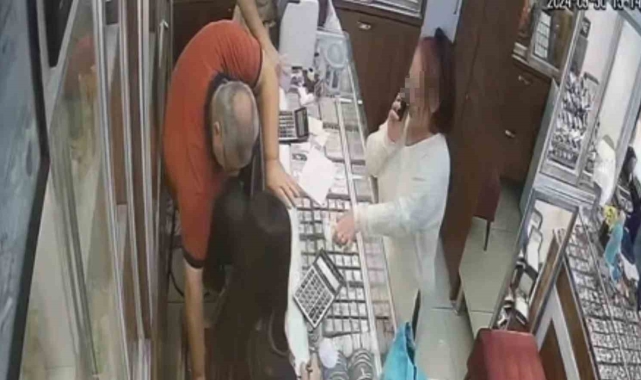 Çok sayıda kuyumcuyu düşük ayarlı altınla dolandırdılar, o anlar kamerada