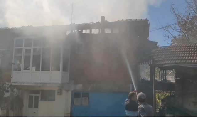 Çorum'da bir ev ile samanlık yandı