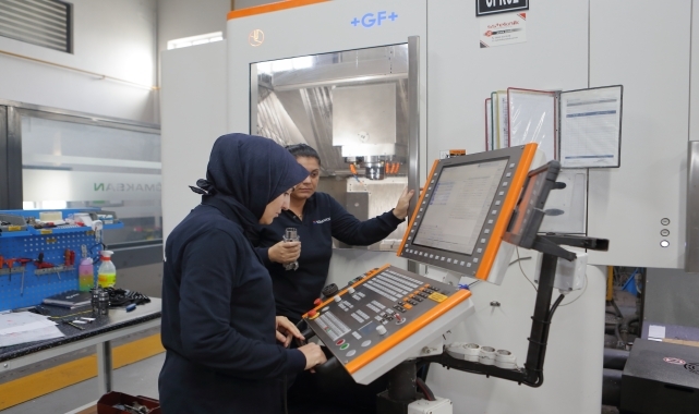 Çorum'da "ezber bozan" 7 kadın, CNC tezgahında yüksek hassasiyetli parçalar üretiyor
