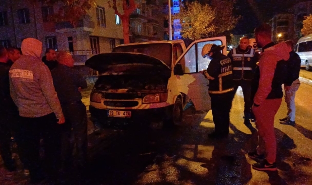 Çorum'da park halindeki kamyonet alev aldı