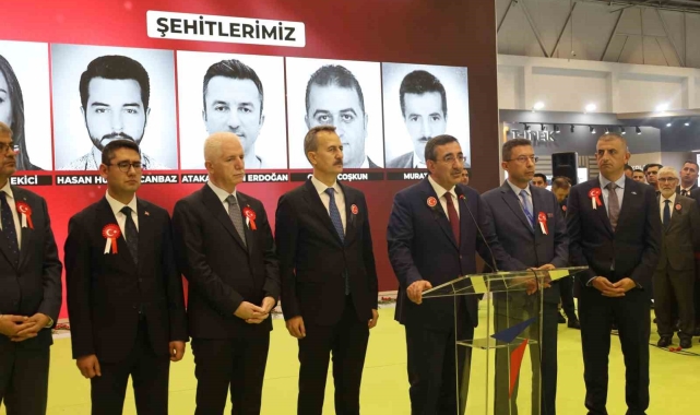 Cumhurbaşkanı Yardımcısı Cevdet Yılmaz TUSAŞ standını ziyaret etti