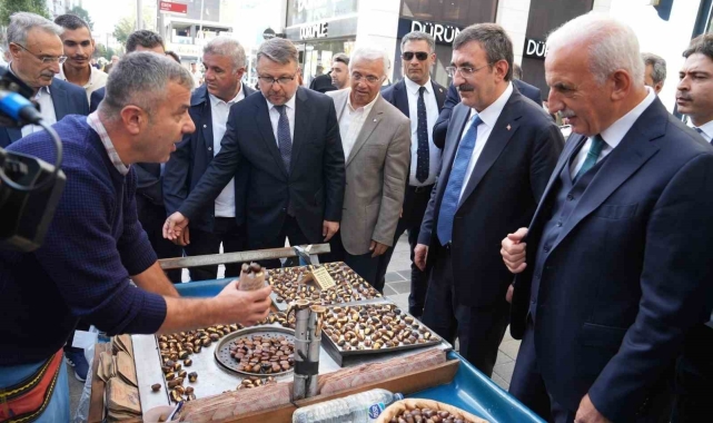 Cumhurbaşkanı Yardımcısı Yılmaz Ümraniye'de esnafla bir araya geldi