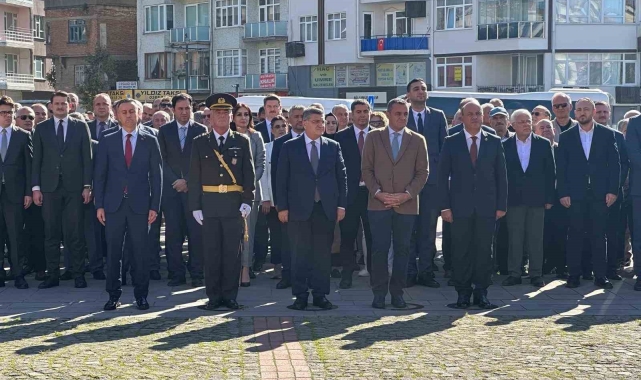 Cumhuriyet Bayramı çelenk sunma töreni