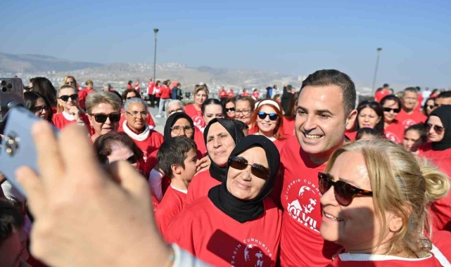 Cumhuriyet için 500 kişi 7'den 70'e zeybek oynadılar