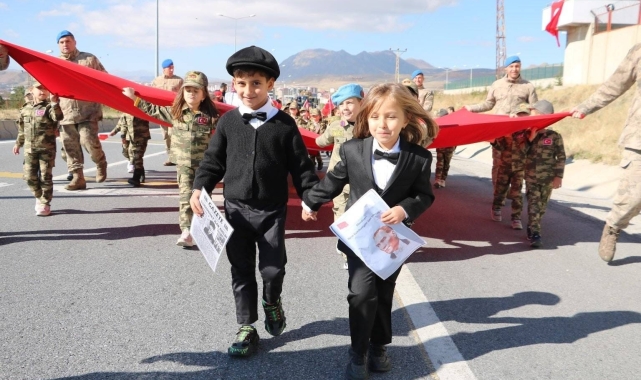 Cumhuriyet'in 101. yılında Tatvan'da minik öğrencilerden coşkulu kutlama