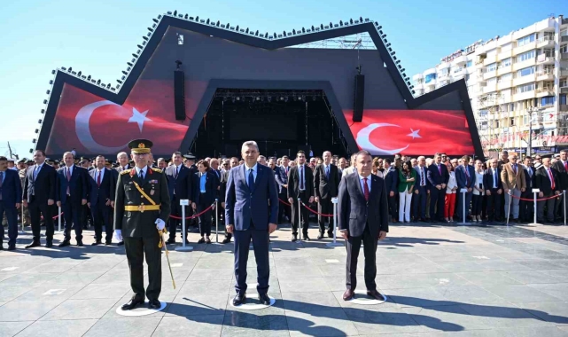 Cumhuriyet'in 101'inci yılı kutlamaları çelenk sunumuyla başladı