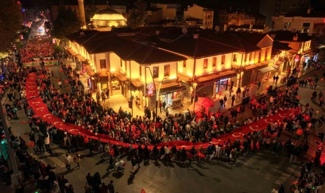 Cumhuriyetin 101'inci yılında binlerce vatandaş fener alayı coşkusu yaşadı