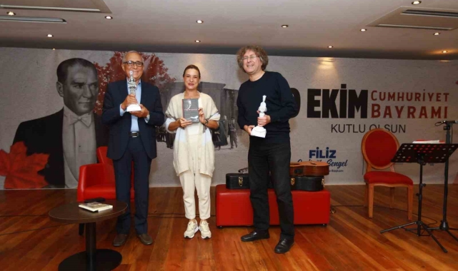 "Cumhuriyet'in Aydınlığı" mısralarla melodileri buluşturdu