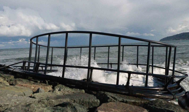 Denizde çıkan fırtına kafesleri karaya sürükledi