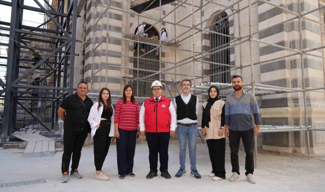 Depremde hasar alan Kurtuluş Camii'nin son kilit taşı bugün yerine yerleştirildi