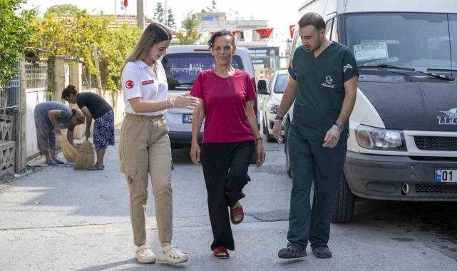 Depremde yatağa bağımlı hale gelen kadın 6 aylık tedavinin ardından yürümeye başladı