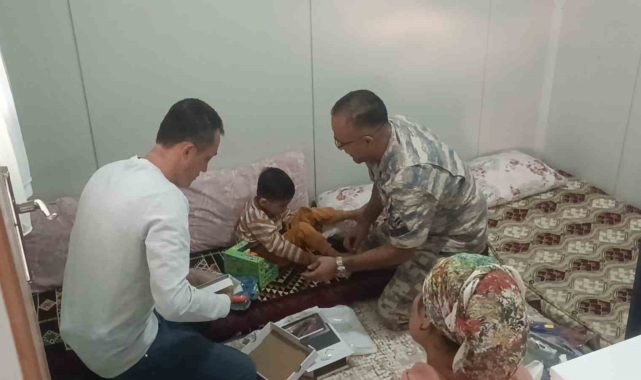 Depremzede serebral palsili Bekir'in 'Mercedes'ini asker ağabeyleri hediye etti