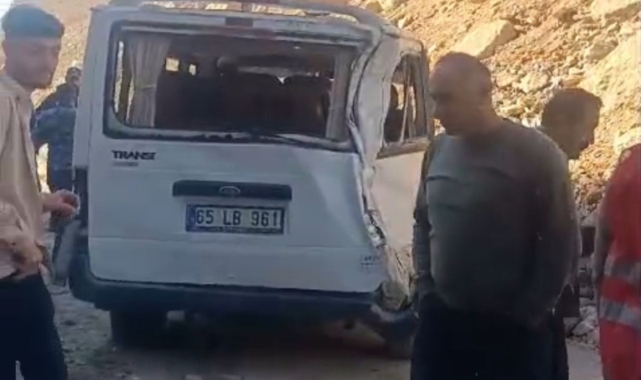 Dev kayalar minibüsün üzerine düştü