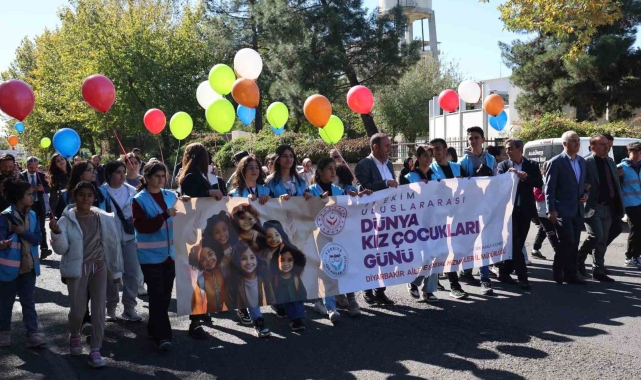 Diyarbakır'da 100 kız çocuğu farkındalık için yürüyüş yapıp gökyüzüne balon bıraktı